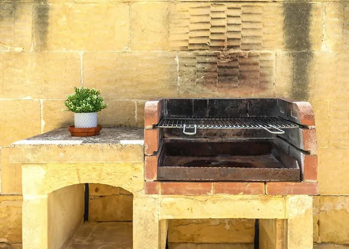 Ta Lucija Sleeps 4 With Private Pool