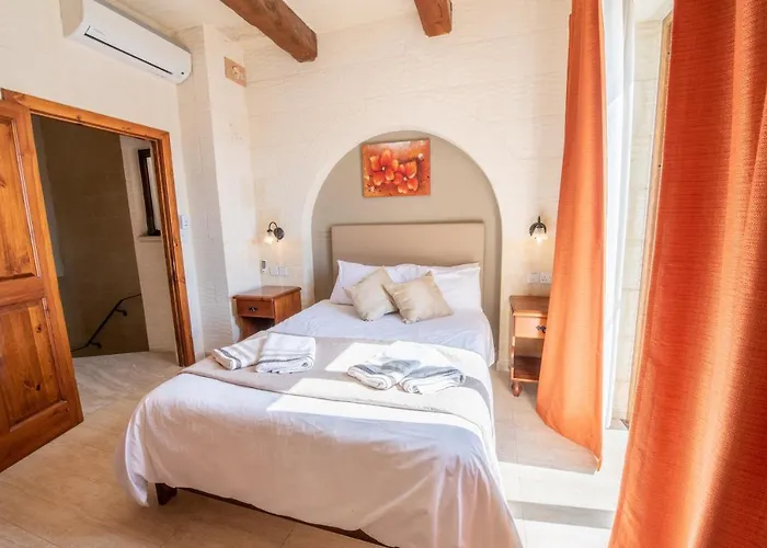 Villa Ta Lucija Sleeps 4 With Private Pool