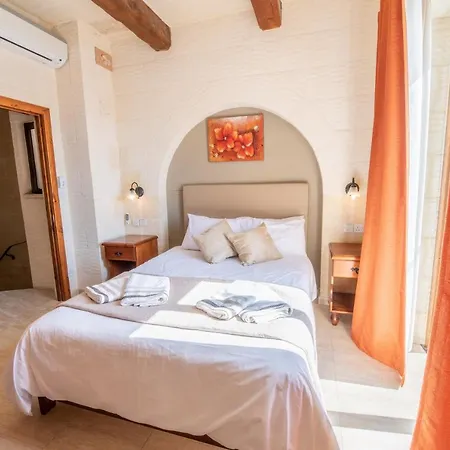 Villa Ta Lucija Sleeps 4 With Private Pool