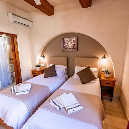 Villa Ta Lucija Sleeps 4 With Private Pool *