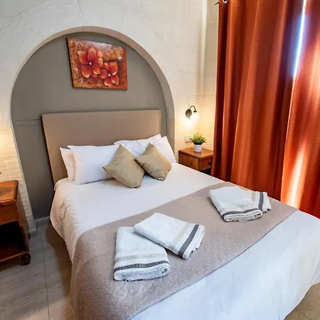 Villa Ta Lucija Sleeps 4 With Private Pool *