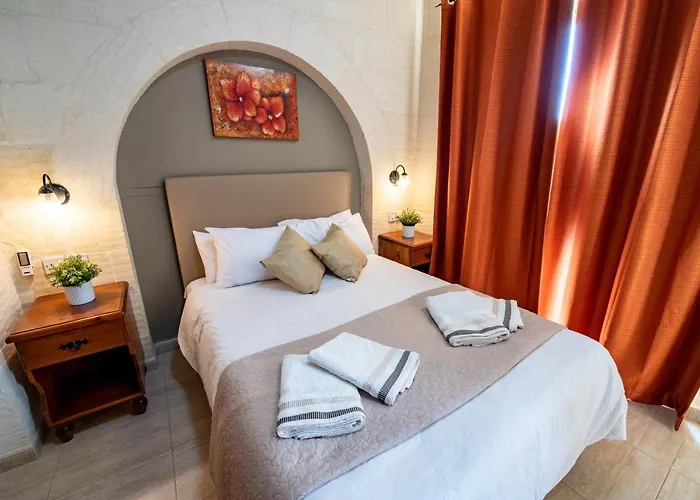 Villa Ta Lucija Sleeps 4 With Private Pool *